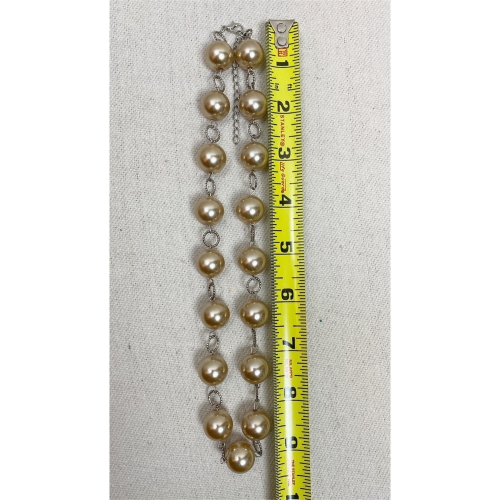 Lustrous silver tone necklace with champagne Pearls - Picture 4 of 5